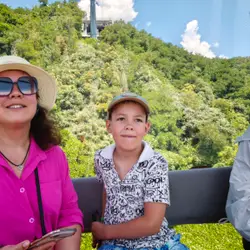 Едем на фаникулере со стены
